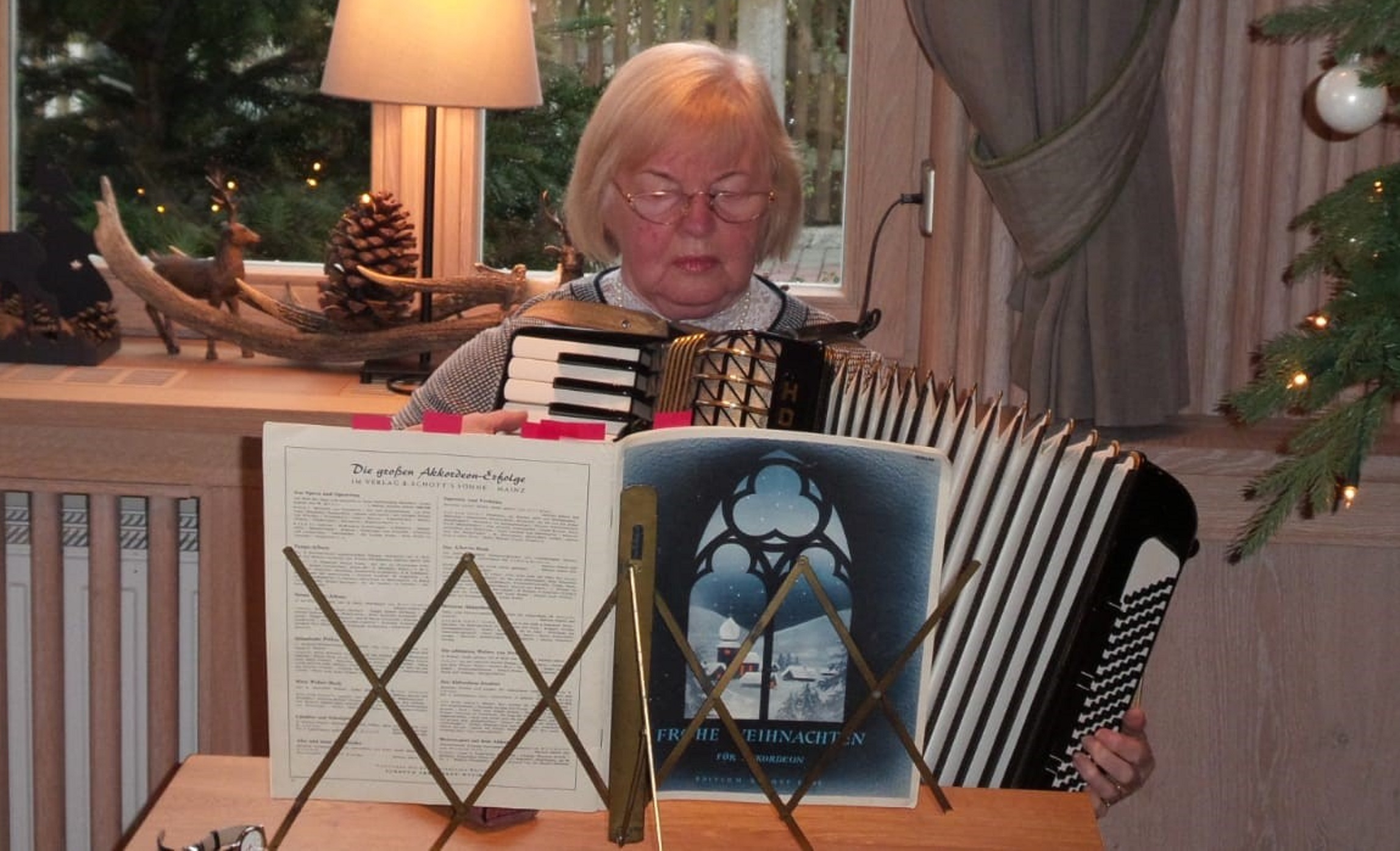 Gerti Bock mit der Steirischen