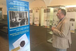 František Řezáč im Ausstellungsraum - Foto Petr Nahlik.